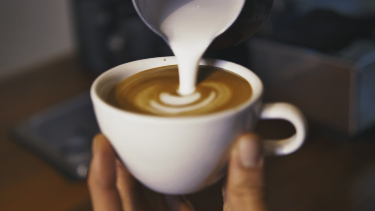Load video: Latte Art pour